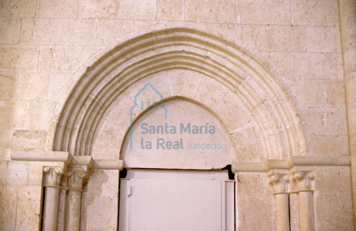 Detalle de la puerta de acceso a la capilla adosada al lado norte del crucero