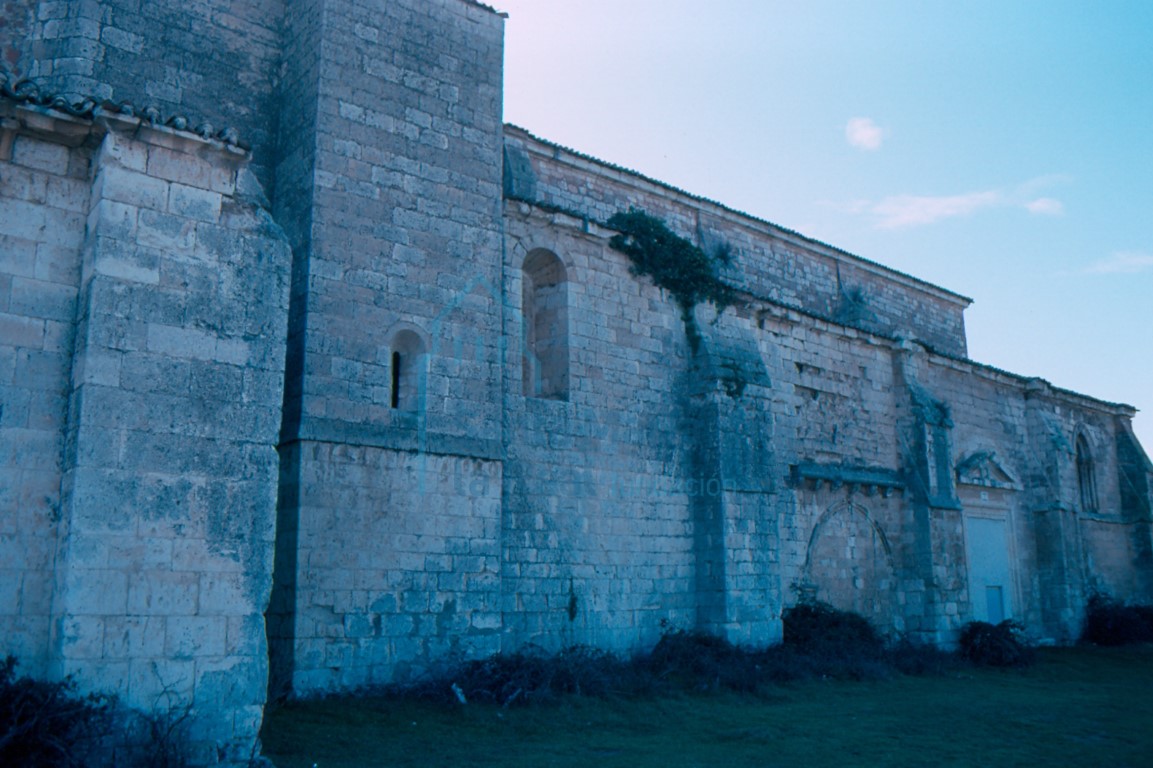 Vista del lado norte de la iglesia