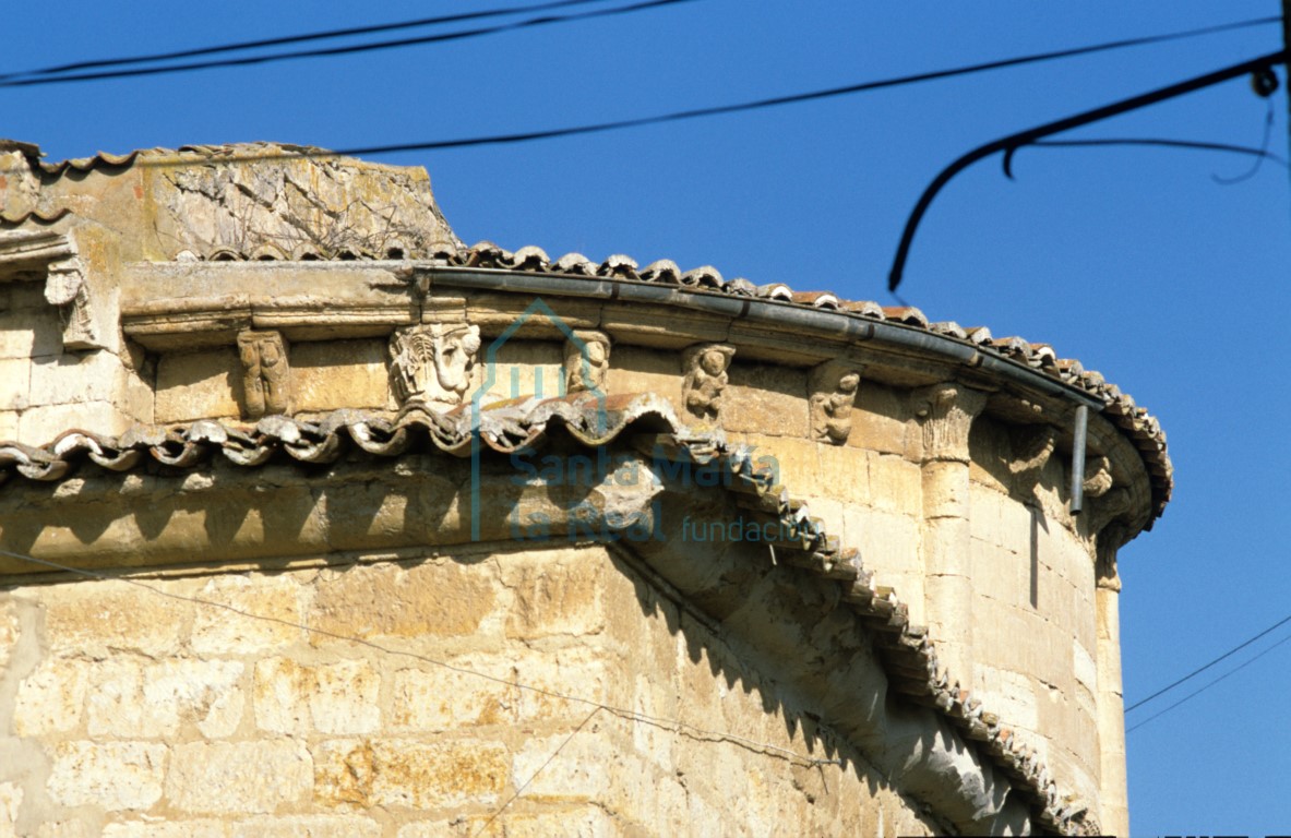 Capiteles y canecillos de la cornisa del ábside