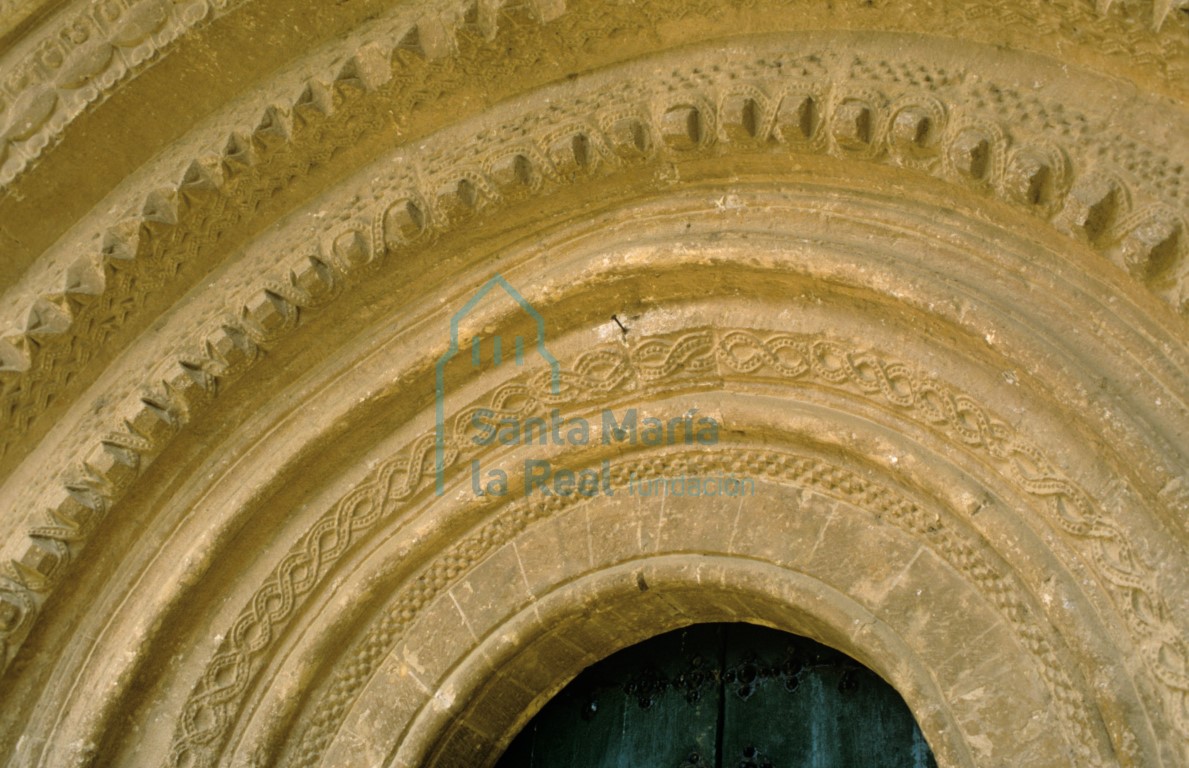 Detalle de las arquivoltas de la portada meridional