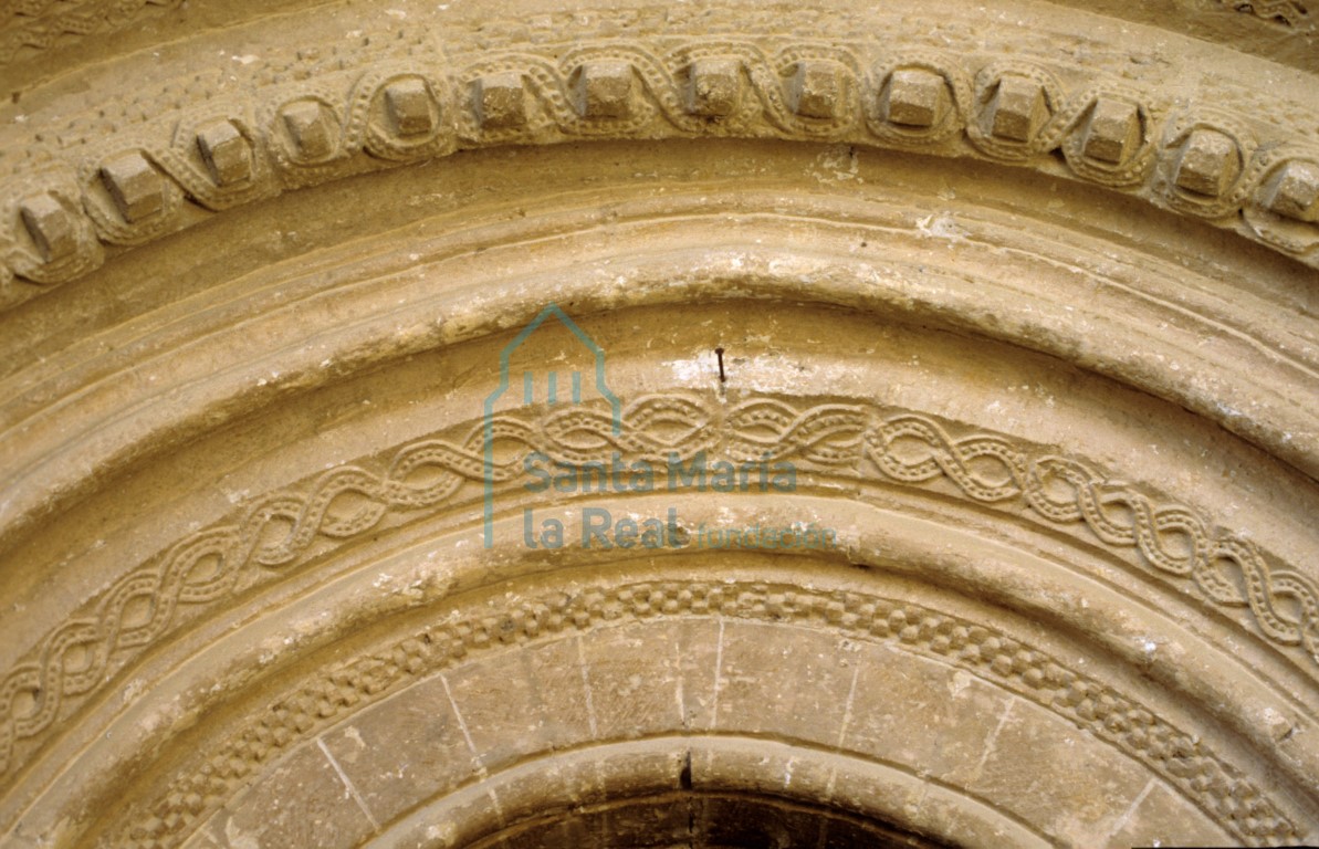 Detalle de las arquivoltas de la portada meridional