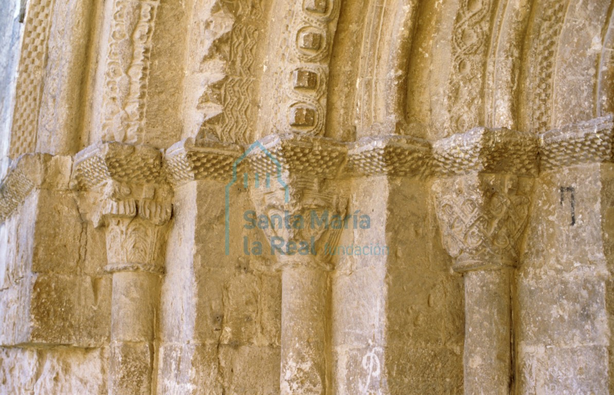 Capiteles del lado izquierdo de la portada meridional