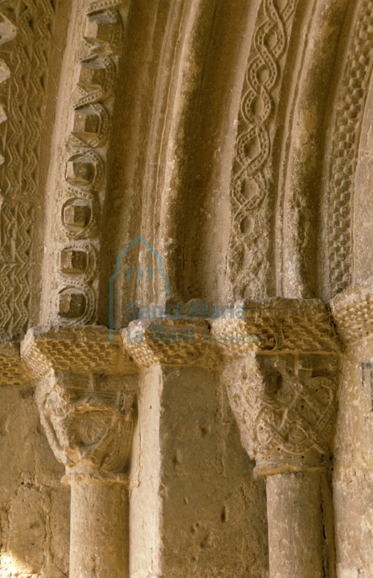Capiteles del lado izquierdo de la portada meridional