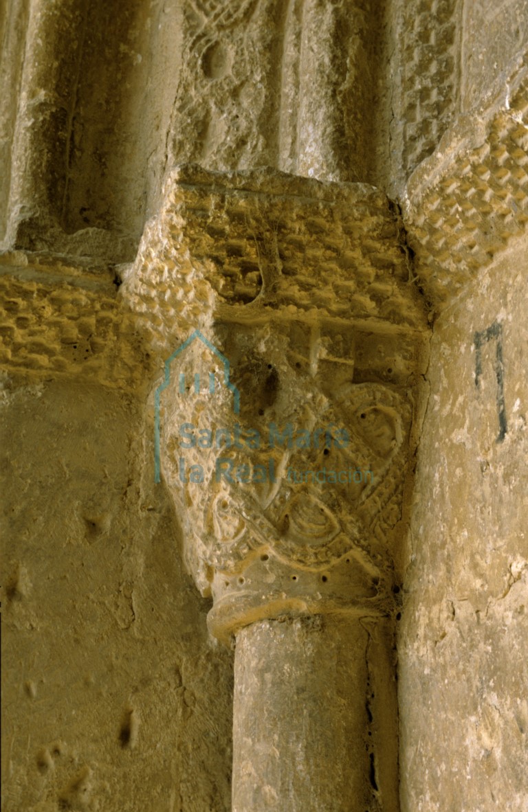 Capitel del lado izquierdo de la portada meridional. Decoración de entrelazo con perlas