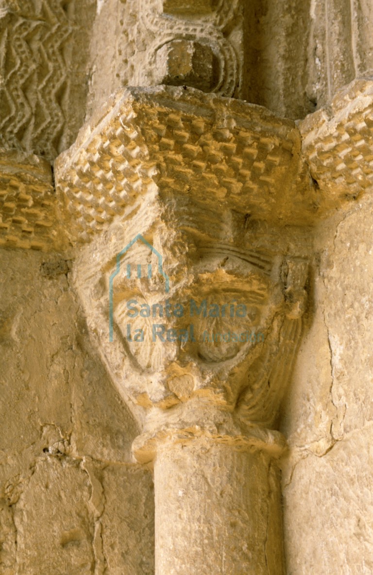 Capitel del lado izquierdo de la portada meridional. Sirena de doble cola que se agarra sus puntas