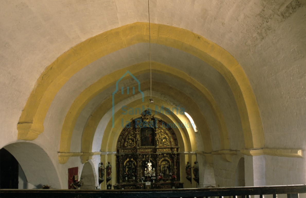 Vista del interior desde el coro hacia la cabecera