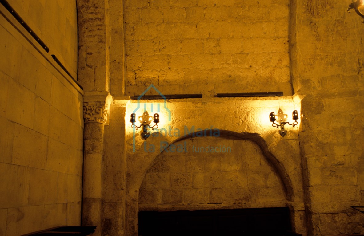 Arco ciego de medio punto en el muro del presbiterio