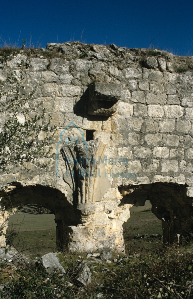 Detalle del arranque de un  nervio de una bóveda en lo que fue el claustro