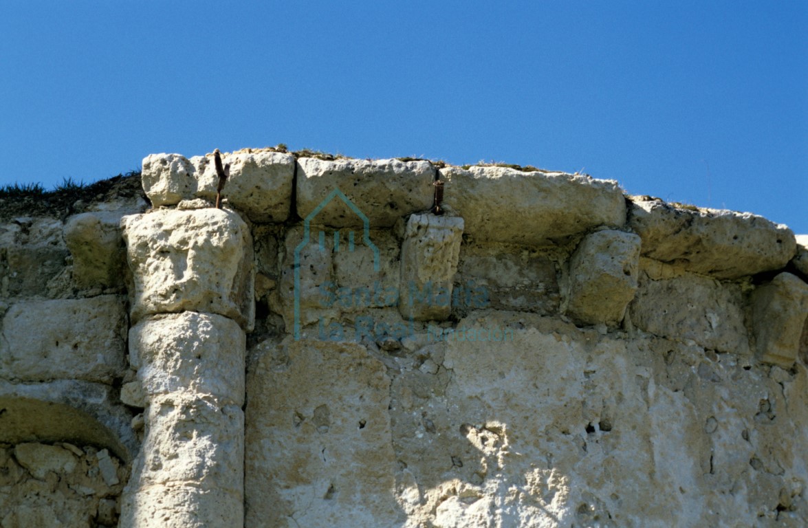 Columna entrega y canecillos del ábside. Antes de la restauración