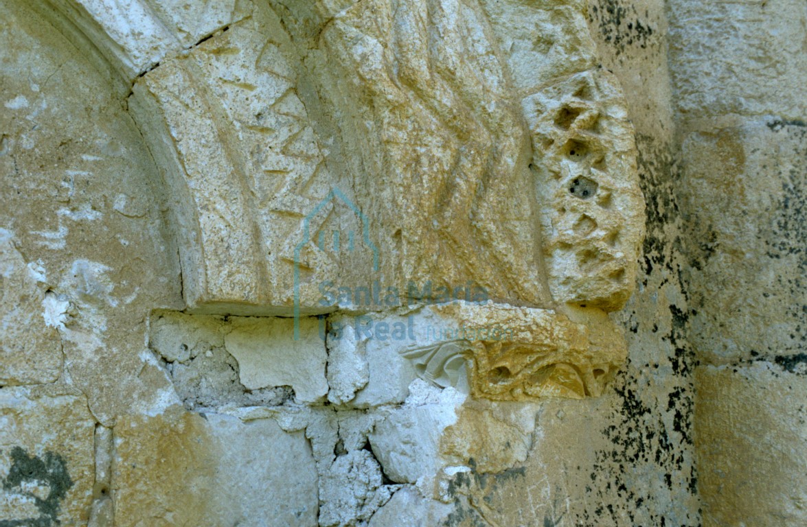 Detalle de las arquivoltas de la ventana del ábside