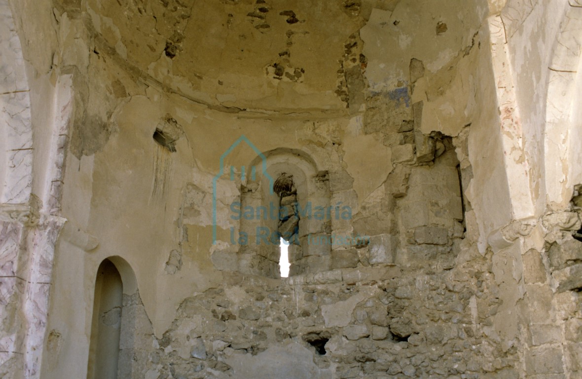 Vista del interior de las ventanas del ábside