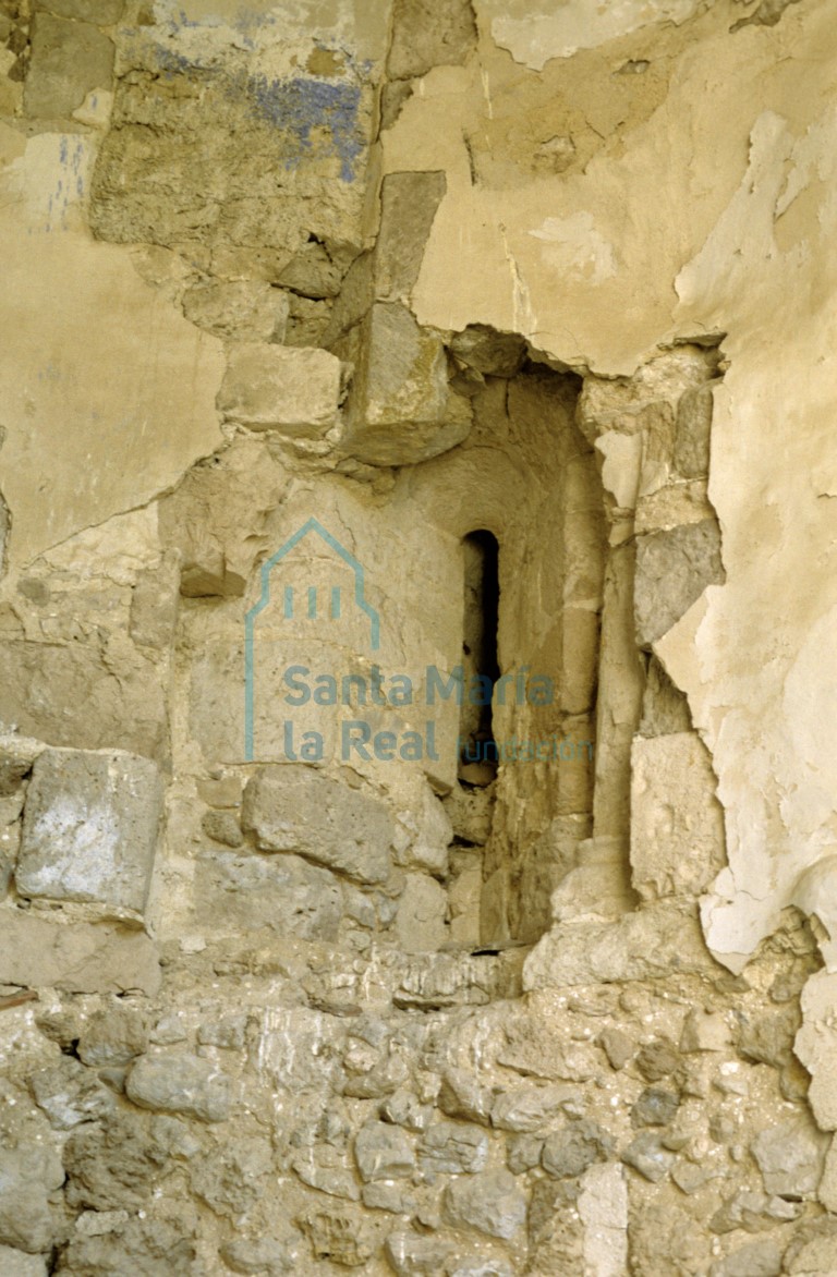 Vista del interior de la ventana del lado de la epístola del ábside