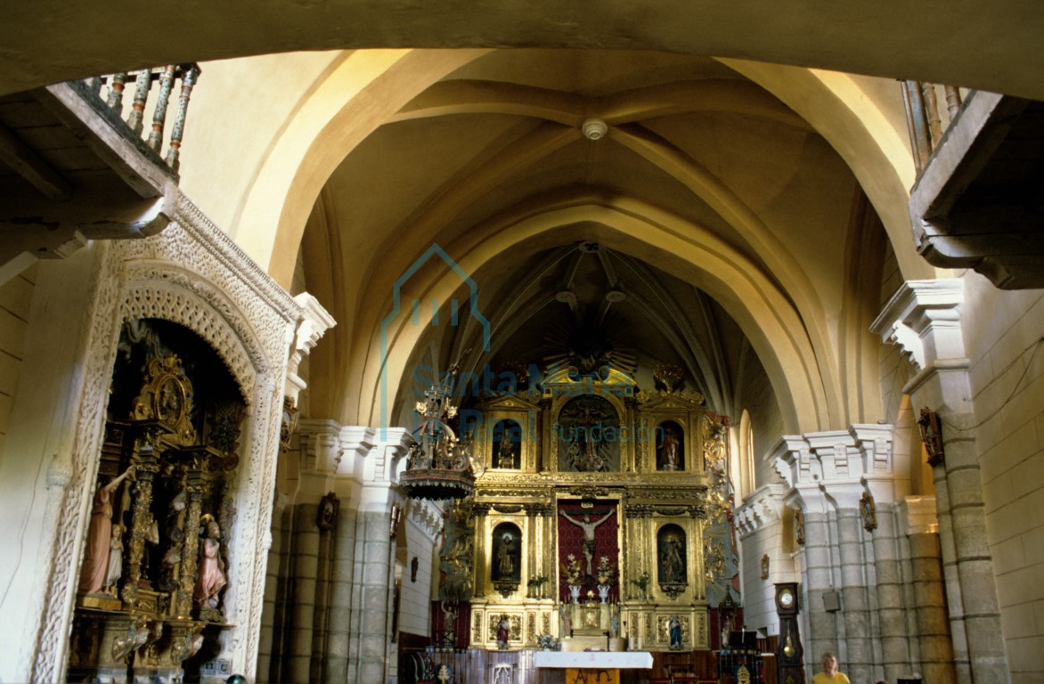 Vista del interior de la nave central hacia la cabecera