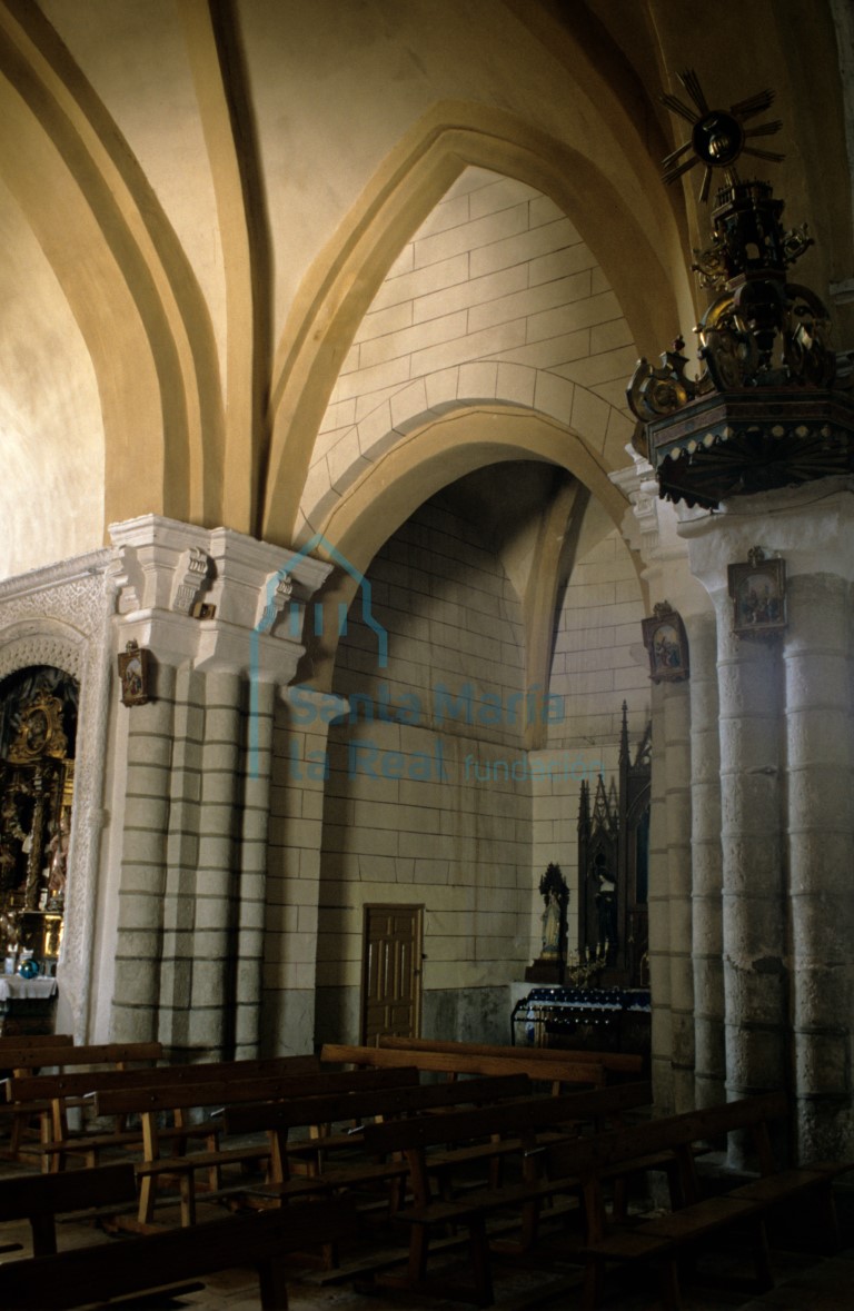 Detalle del interior de la nave central y de la nave del evangelio