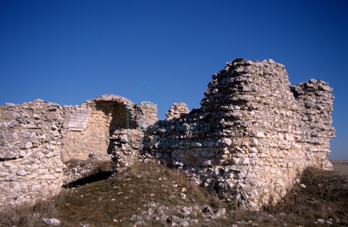 Restos de la dependencia adosada en el muro sur