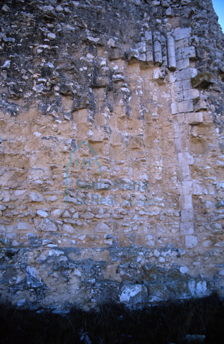 Detalle del exterior del ábside del lado del evangelio