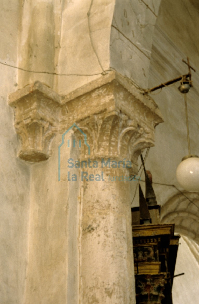 Capitel del lado de la epístola del arco triunfal. Motivos  vegetales: hojas planas y alargadas