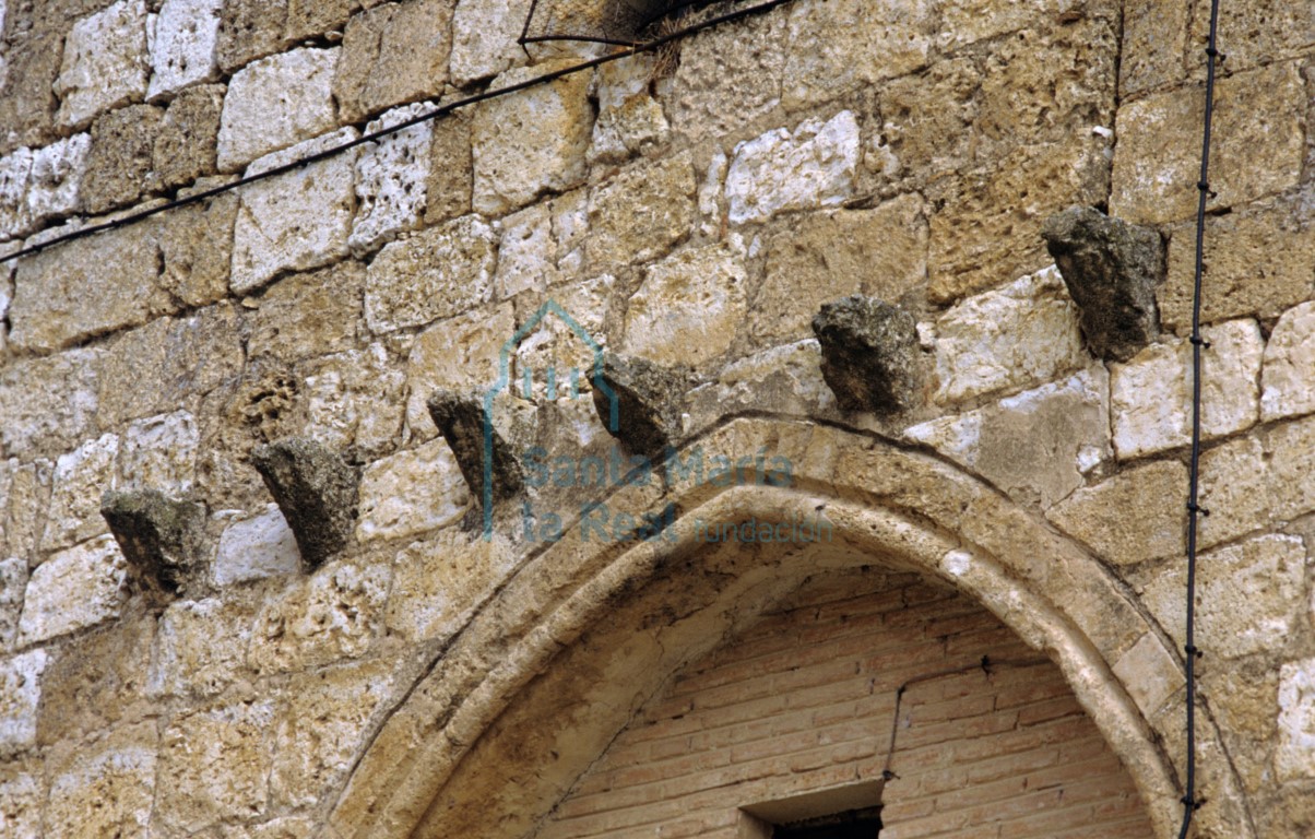 Canecillos sobre uno de los arcos ciegos de la fachada occidental