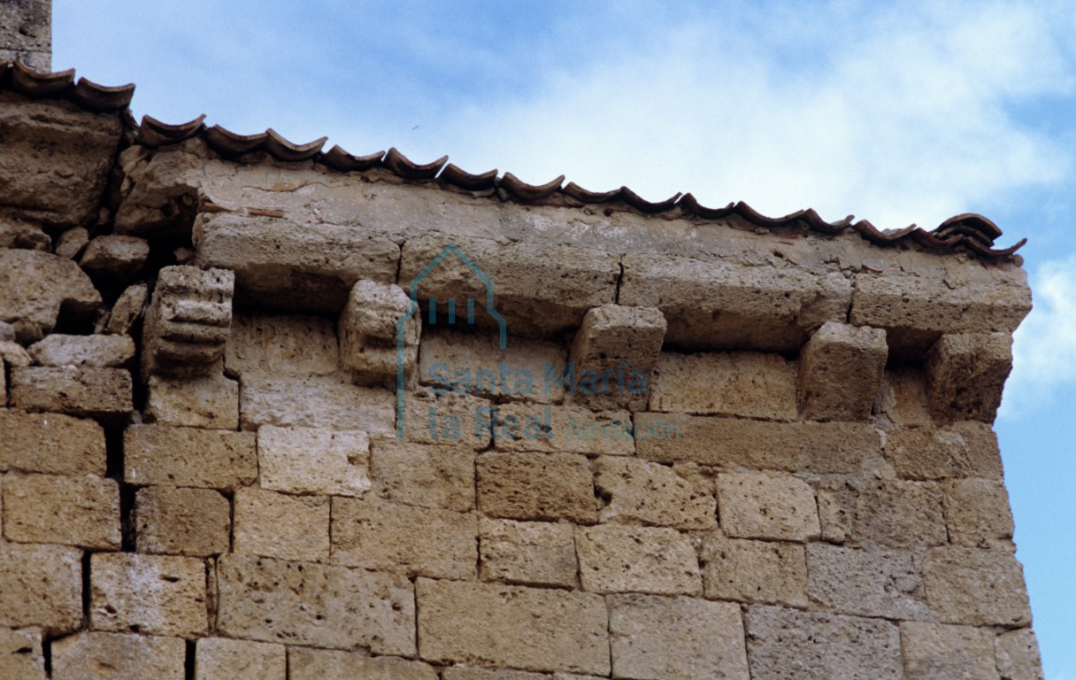 Canecillos del lado sur de la cabecera