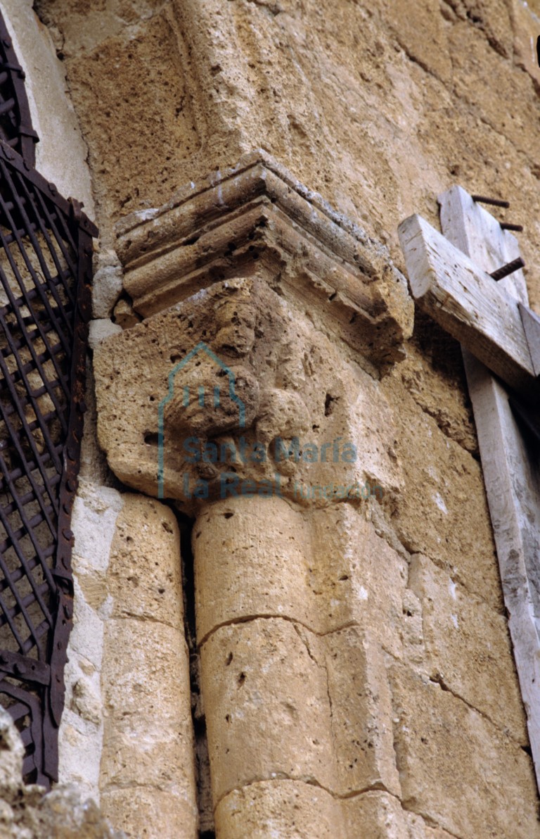 Capitel del lado derecho de la ventana del muro este de la cabecera. Dos figuras con rostros humanos, en sus cabezas parecen llevar tocados. Sus cuerpos son de aves cubiertos de plumas apoyando sobre patas, pudieran ser sirenas-aves