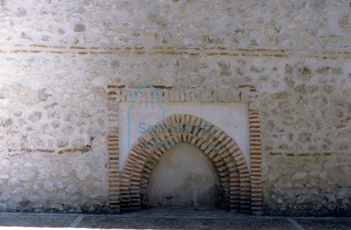 Portada cegada en el muro septentrional
