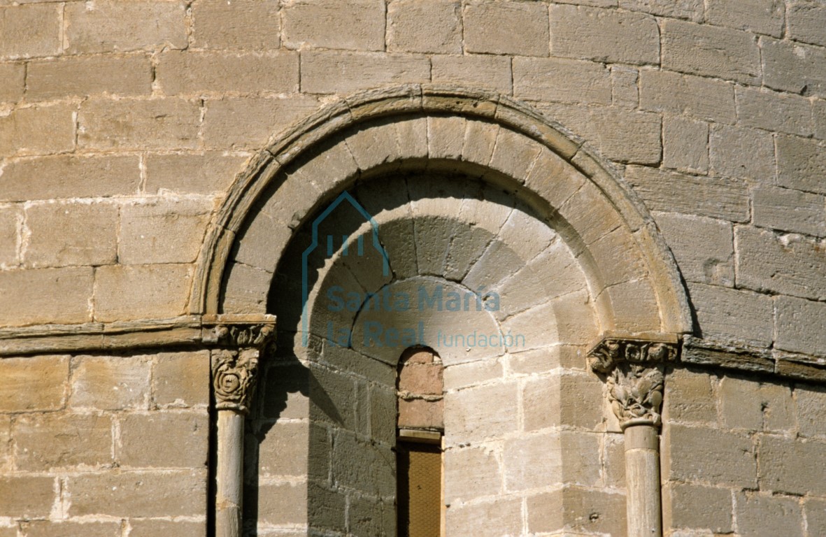 Detalle de la ventana del paño central del ábside central