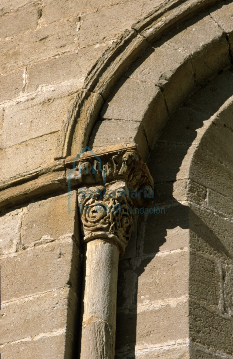 Capitel del lado izquierdo de la ventana del paño central del ábside central