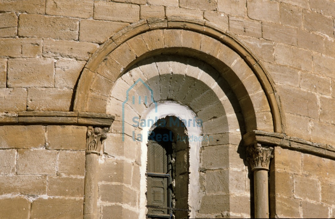 Detalle de la ventana del paño sur del ábside central