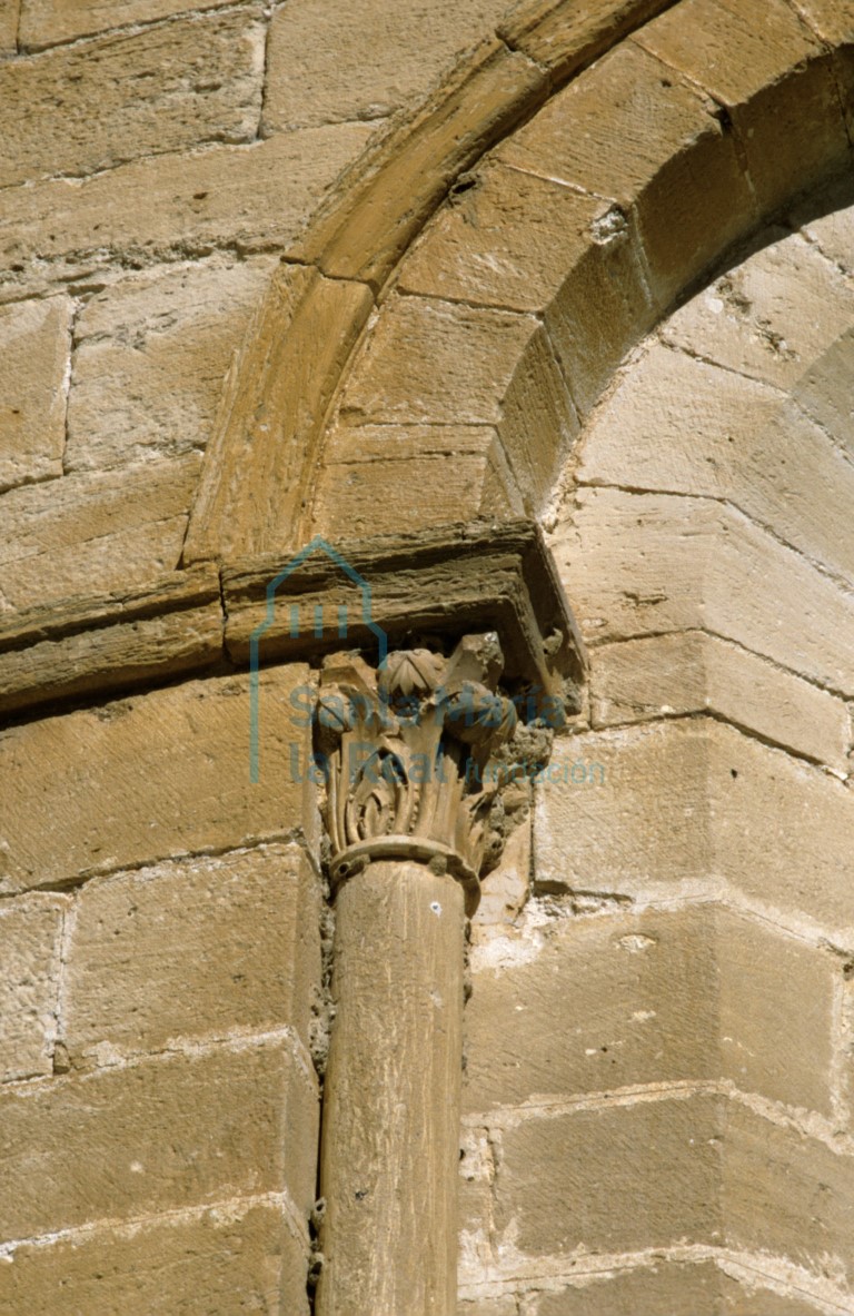 Capitel con motivos vegetales del lado izquierdo de la ventana del paño sur del ábside central