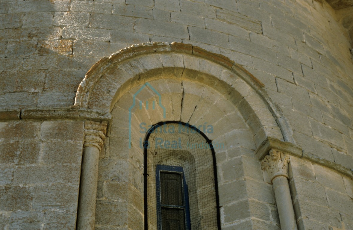 Detalle de la ventana del paño norte del ábside central