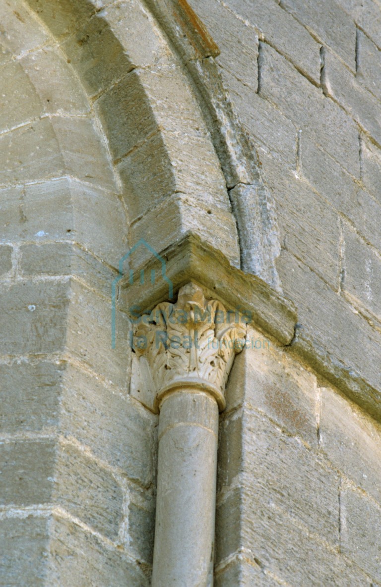 Capitel con motivos vegetales del lado derecho de la ventana del paño norte del ábside central