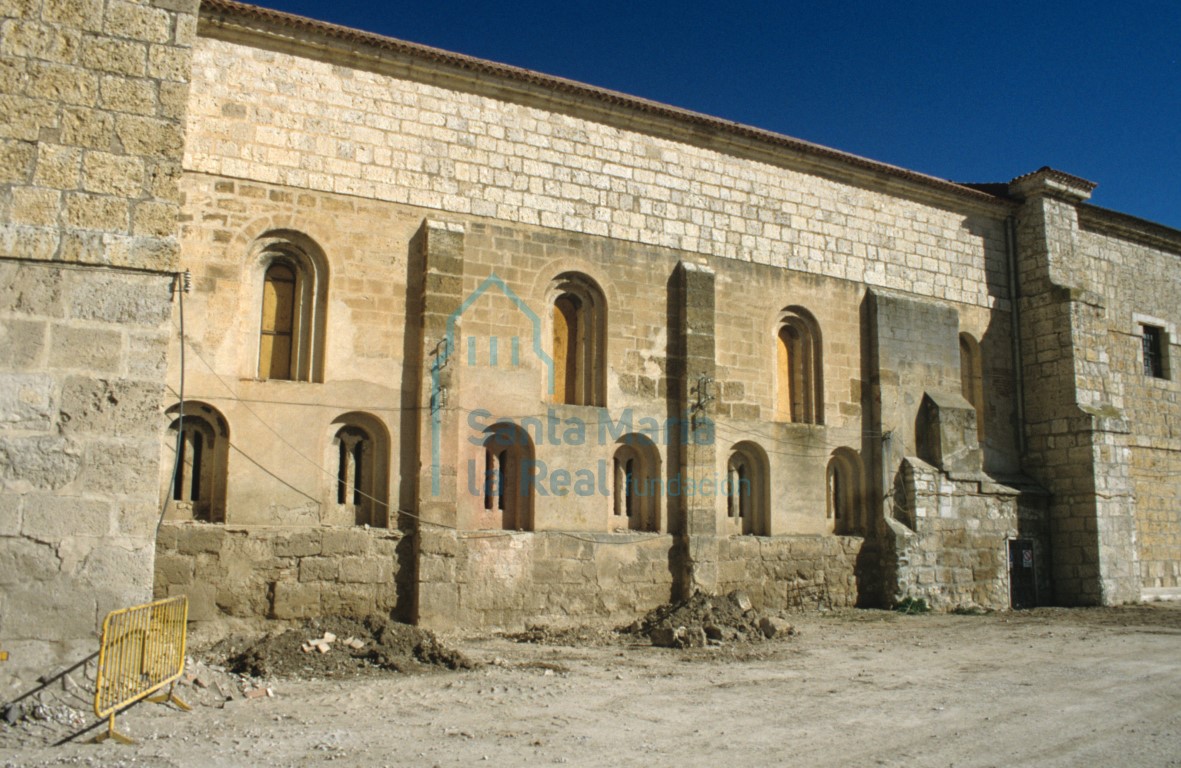 Muro exterior de las dependencias medievales