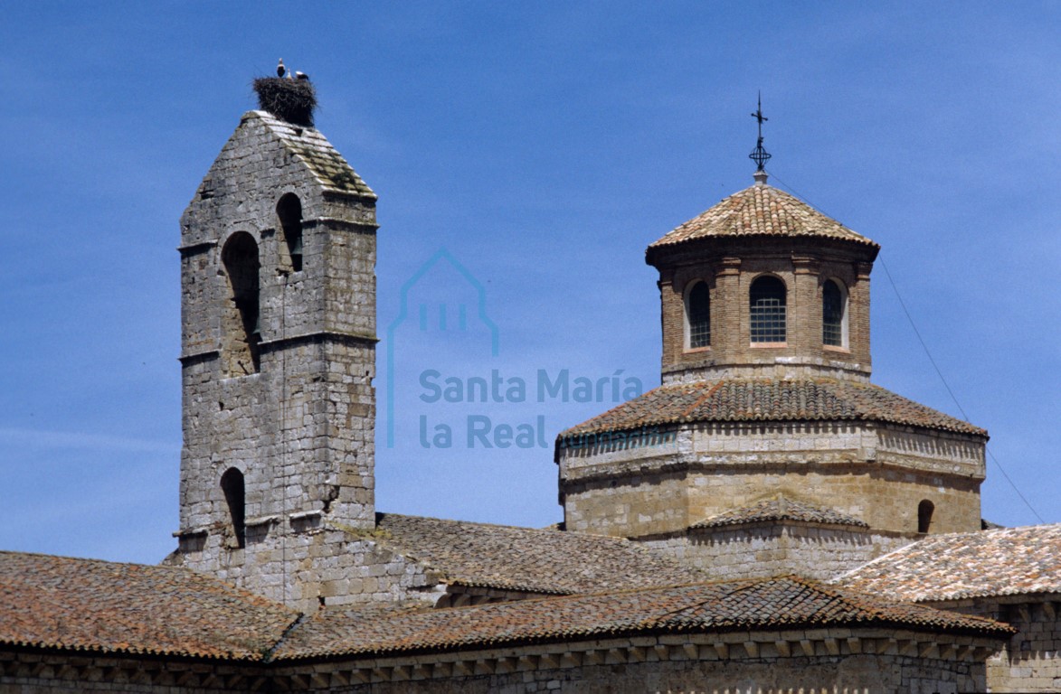 Espadaña y cimborrio de la iglesia