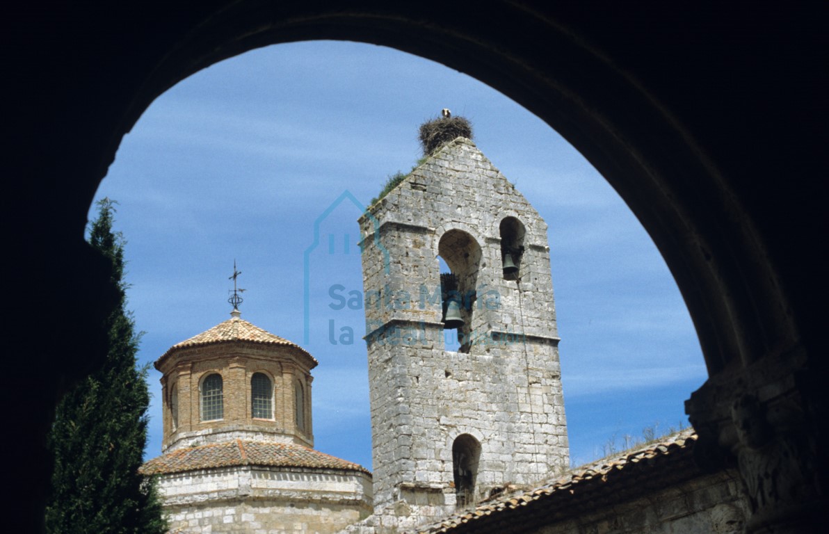 Vista desde el claustro de la espadaña y linterna de la iglesia