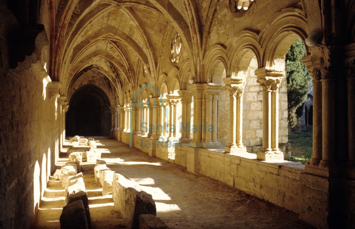 Crujía de la planta baja del claustro