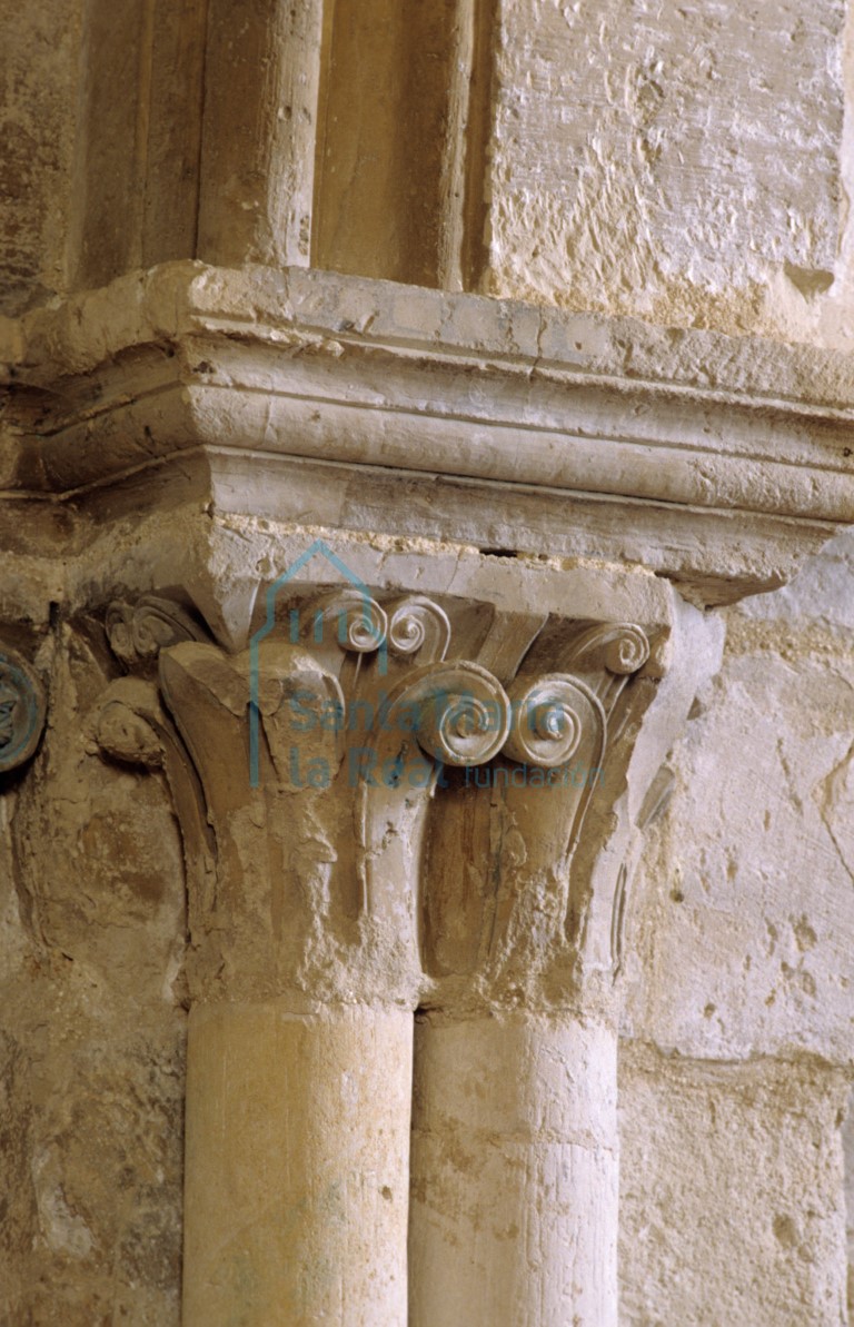 Capiteles de una de las pandas de la planta baja del claustro. Motivos vegetales