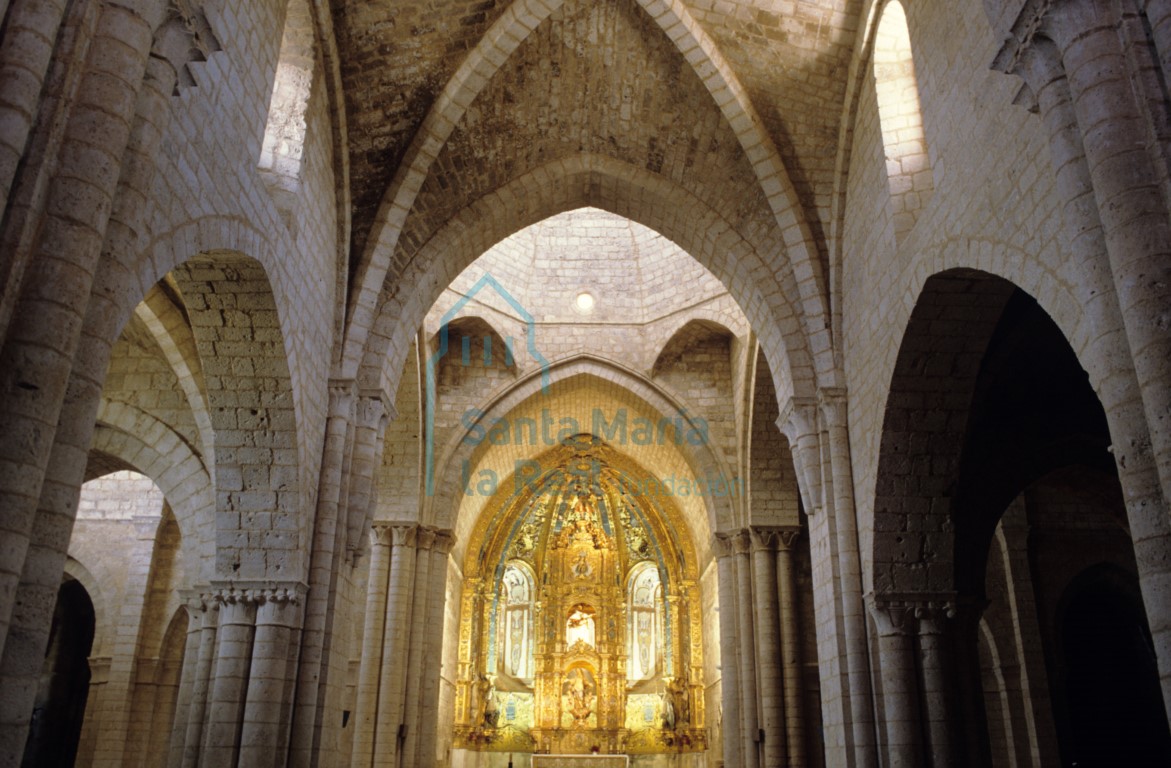 Vista del interior de la nave central de la iglesia desde los pies hacia la cabecera