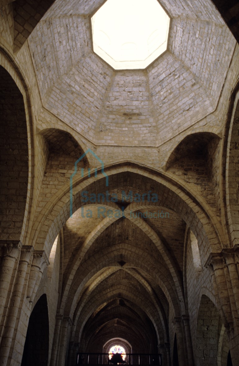 Vista del interior del crucero, cimborrio y bóvedas de crucería de la nave central de la iglesia