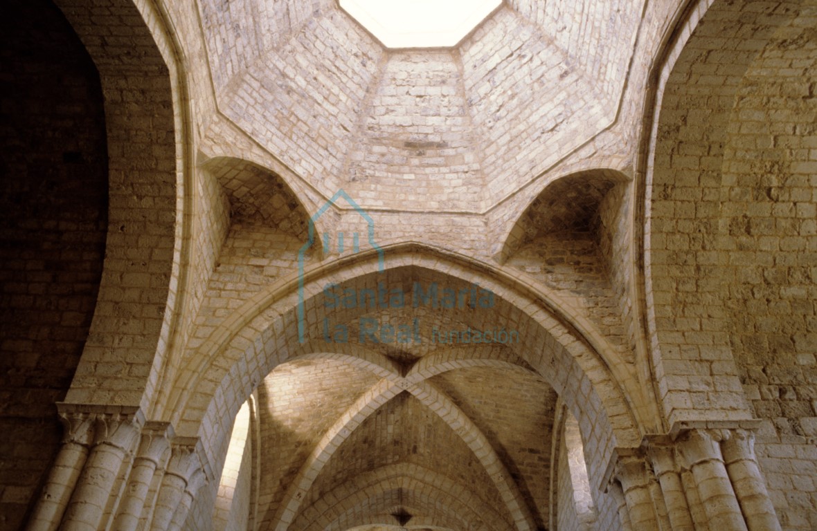 Vista del interior del crucero, cimborrio y bóvedas de crucería de la nave central de la iglesia