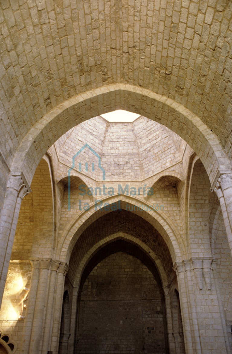 Vista del interior del brazo sur del crucero de la iglesia