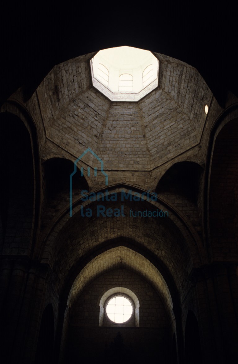 Vista del interior del brazo norte del crucero de la iglesia y cimborrio