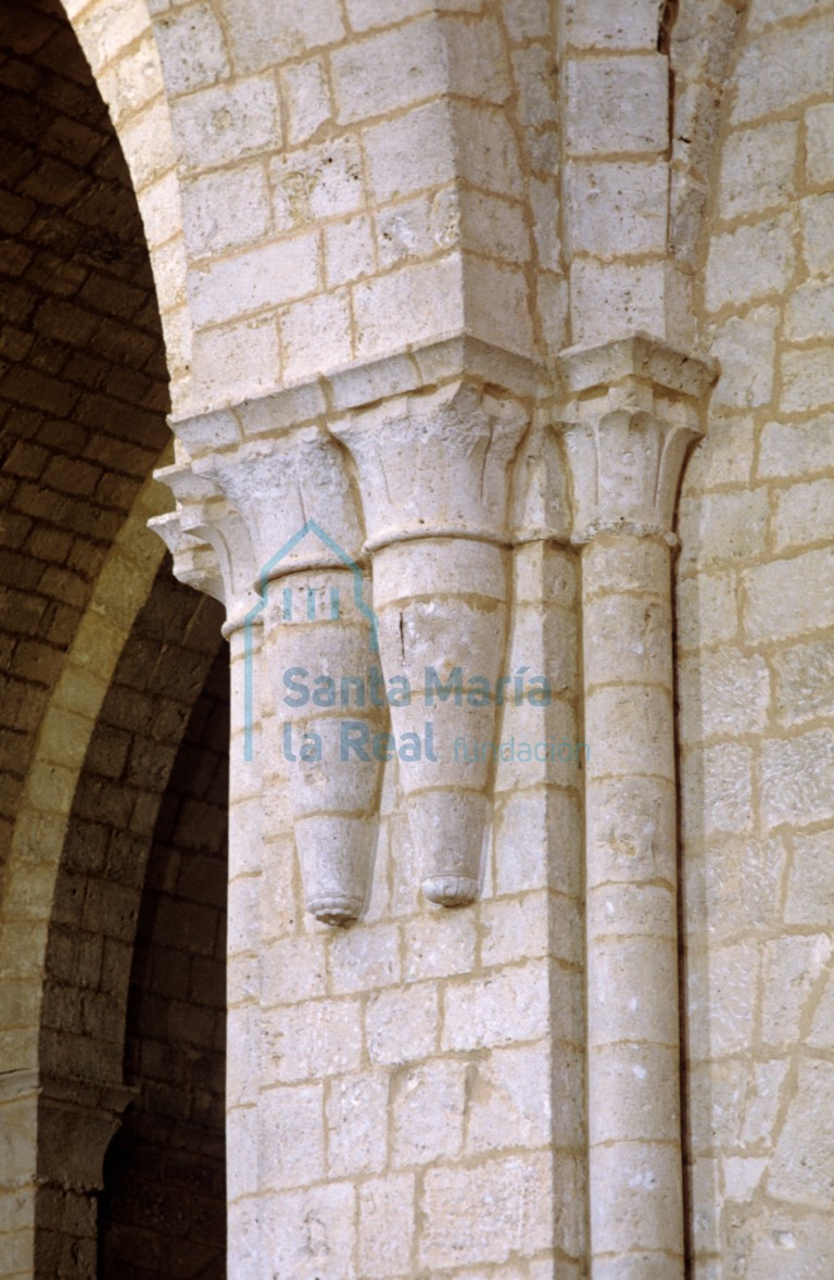 Ménsulas del interior de la iglesia Ménsulas del interior de la iglesia