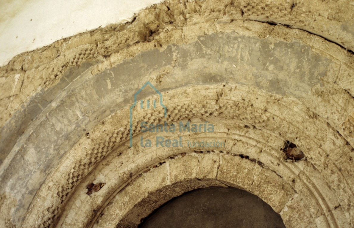 Detalle de las arquivoltas de la portada meridional