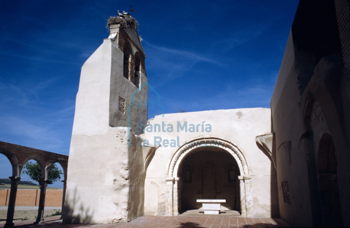 Vistas de la cabecera y espadaña desde la nave