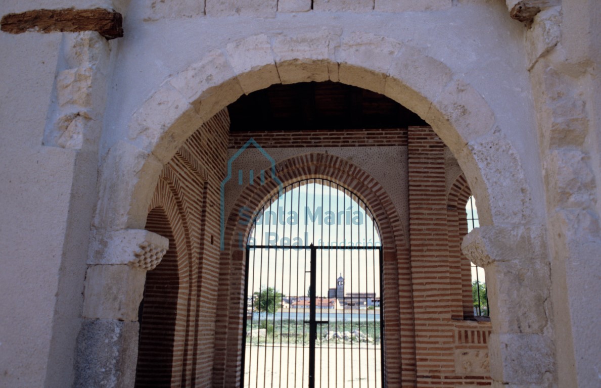 Vista del interior de la portada de acceso a otra dependencia en el lado de la epístola