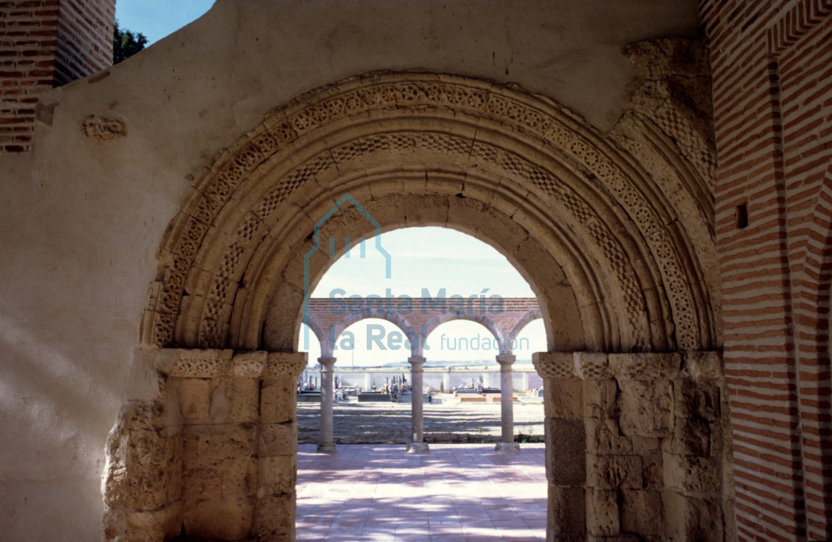 Detalle de la portada meridional, antigua entrada a la nave