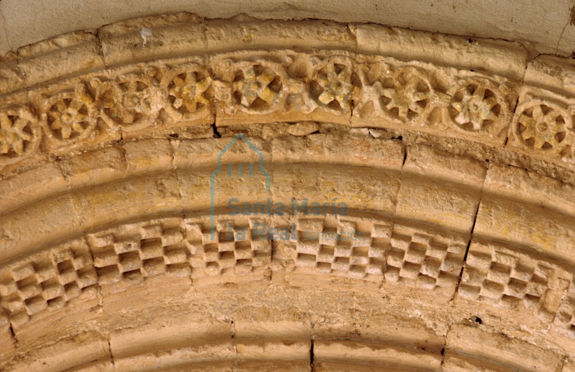 Detalle de las arquivoltas de la portada meridional, antigua entrada a la nave