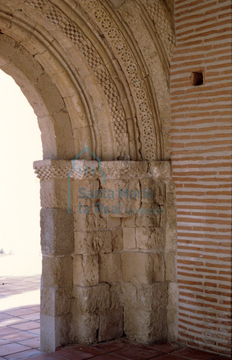Vista del lado derecho de la portada meridional, antigua entrada a la nave