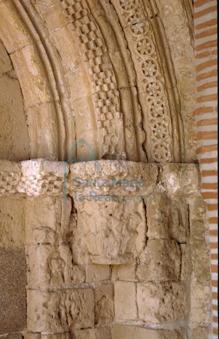 Detalle del lado derecho de la portada meridional, antigua entrada a la nave