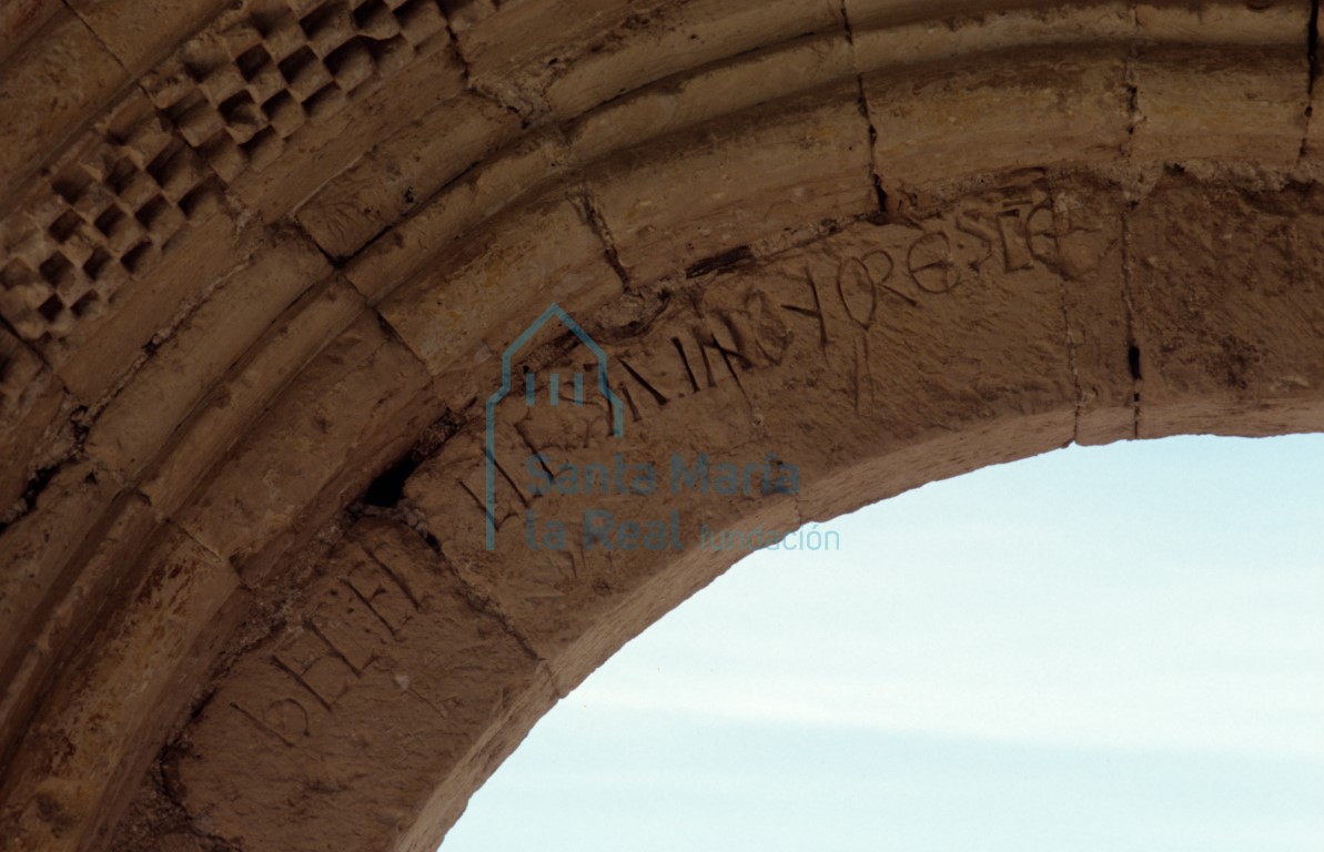 Inscripción en las dovelas del arco de ingreso de la portada meridional, antigua entrada a la nave